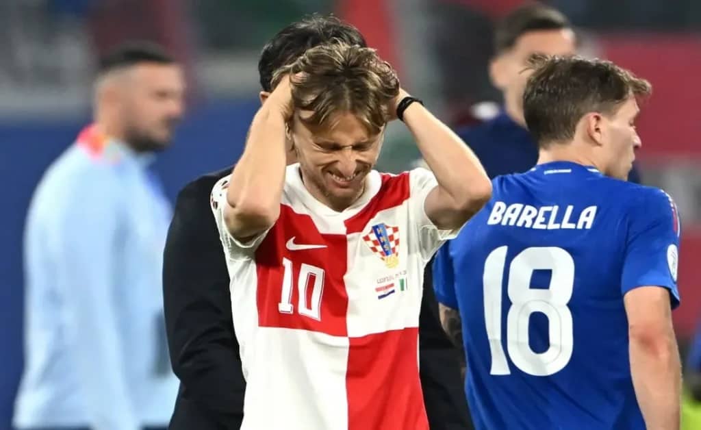 مودريتش بالقناع يثير التساؤلات قبل المونديال.. ولقاء ودي مع دي بروين في قمة كرواتيا وبلجيكا